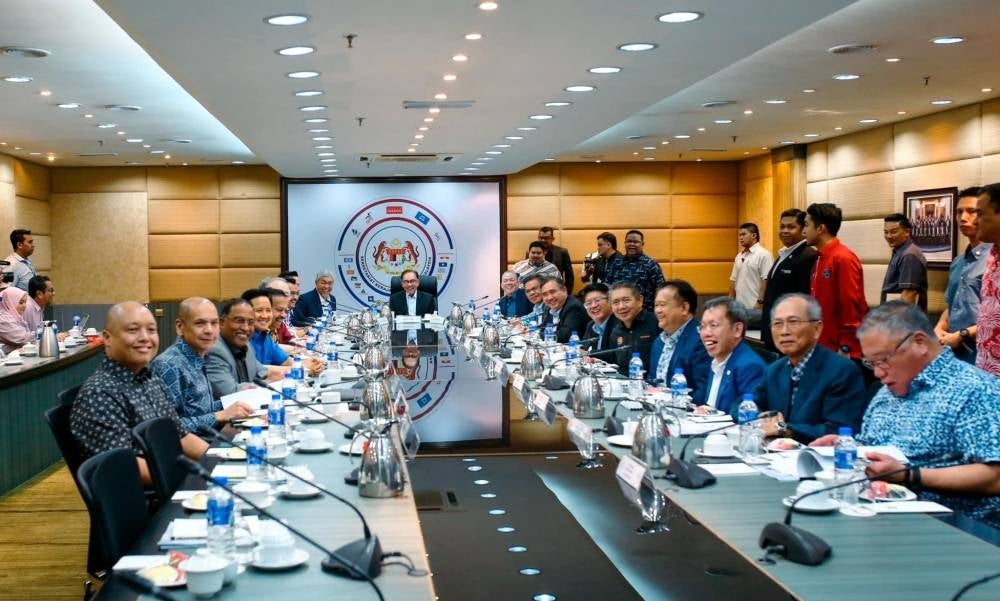 PM Anwar at Umno headquarters to chair the Unity Government's first seretariat meeting

