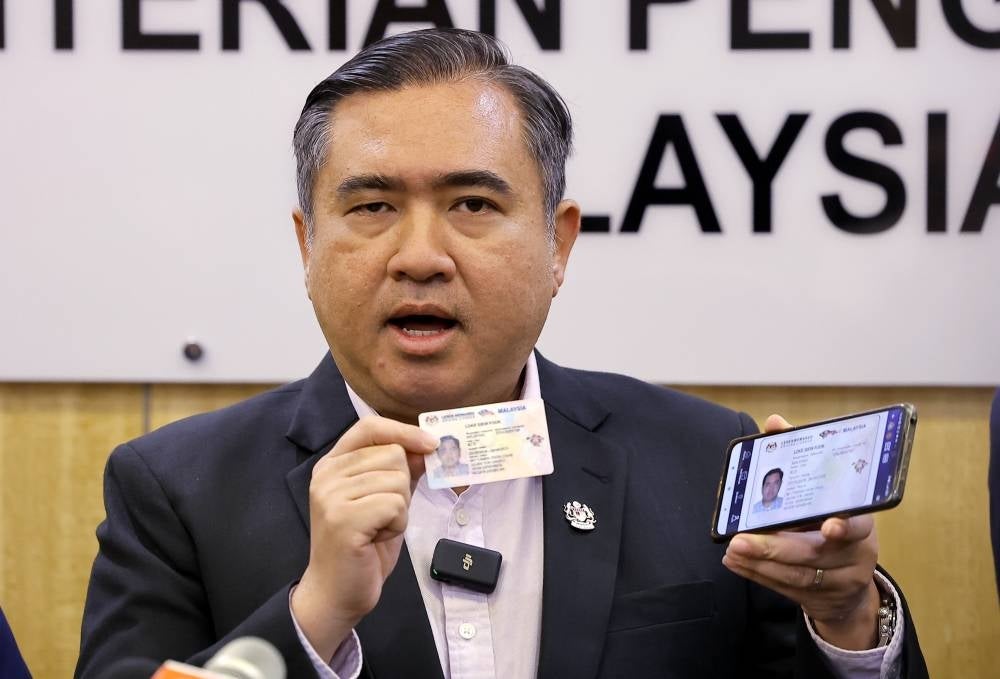 Loke showing the digital display mode through JPJ Public Portal or the MyJPJ Mobile Application.Photo by Bernama.