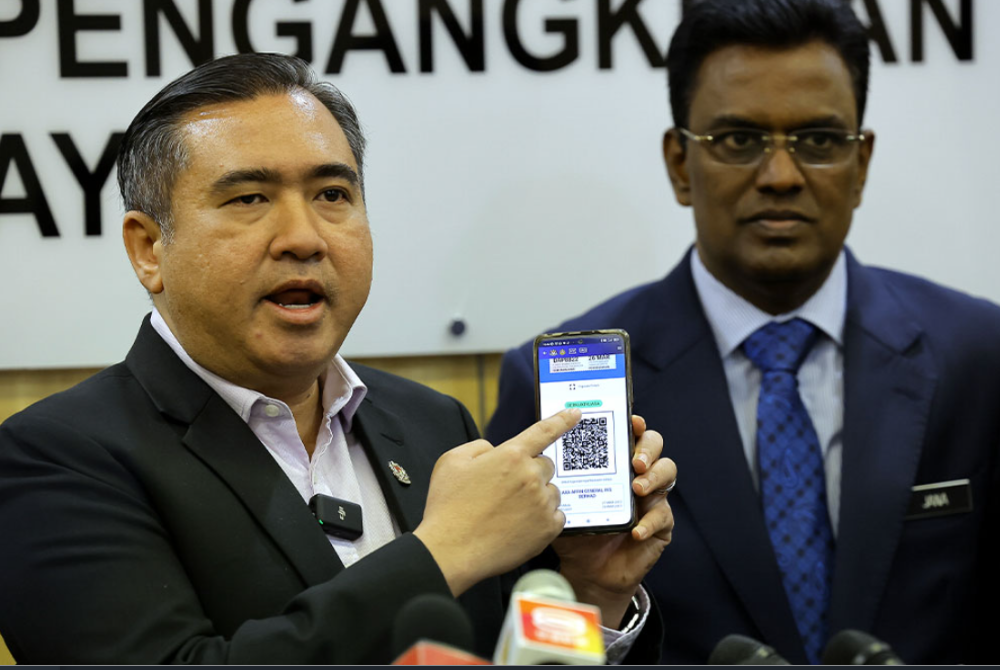 It is not mandatory for owners of private vehicles to download the MyJPJ mobile application, says Transport Minister Anthony Loke. - Photo: BERNAMA