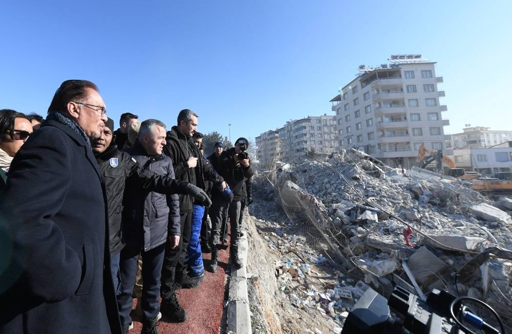 Prime Minister Datuk Seri Anwar Ibrahim taking a first-hand look at the aftermath of earthquake during his visit to the Malaysian Rescue Operation Centre in Nurdagi, Wednesday. A total of 140 personnel of SMART team, Firemen and Rescuers and Malaysian Civil Defence Force are involved in the earthquake rescue mission in southern Turkiye.
The 7.8 Richter scale earthquake hit Kahramanmaras, southern region of Turkiye last Monday also affected several areas in Syria.- BERNAMA 