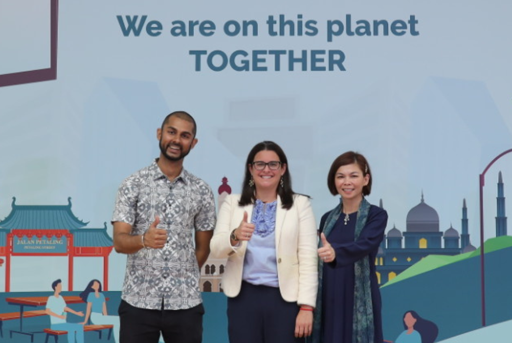 Group CEO of Biji Biji Rashvin Pal Singh (left), US Embassy Kuala Lumpur's Counselor for Public Affairs Melinda Masonis (middle) and EcoKnights President Dr Yasmin Rashid (right) 