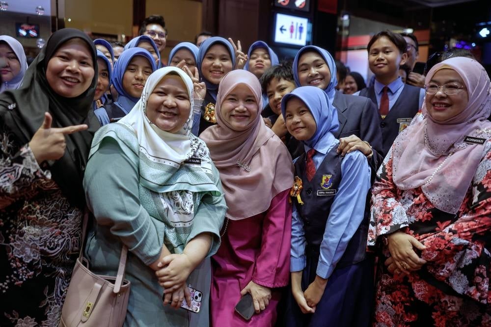 Fadhlina Sidek posing for photos with students and teachers at the closing ceremony of ‘Festival Semarak Ilmu Tahun 2023’ today. Photo by BERNAMA. 
