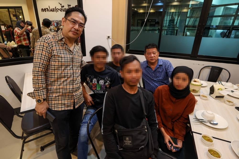 BANGKOK, Feb 10 -- Teruntum assemblyman Sim Chon Siang (second, right) and Bangkok-based Malaysian businessman Wong, who is also known as Muhammad Shaifuddin Lai Abdullah (left) with the four human trafficking Malaysian victims after they were rescued from human trafficking at Myawaddy, Myanmar.
The four victims said they were promised for an attractive salary and dream of a better life but suddenly were duped into going to Myanmar to work as cyber scammers.
They were rescued on Feb 3 and now awaiting deportation in Bangkok and expected to be back latest by Wednesday Feb 15.
--fotoBERNAMA (2023) COPYRIGHT RESERVED