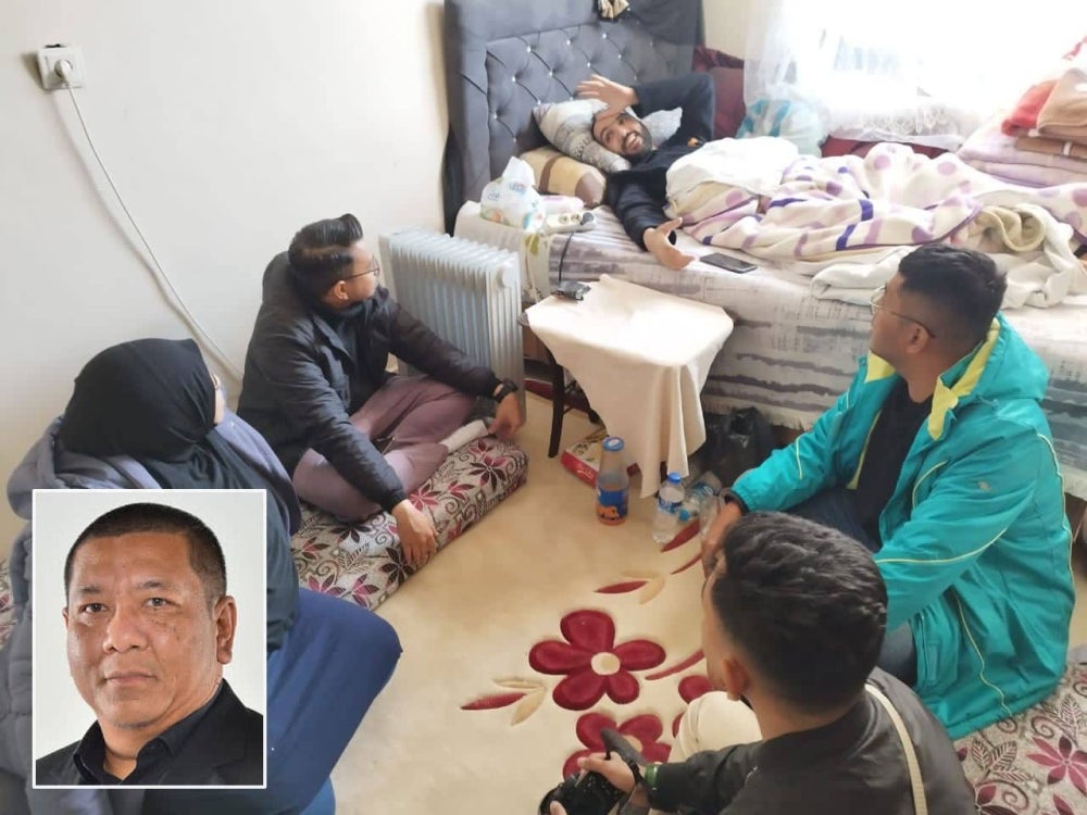 Sinar Harian representative Nurul Riduan Nor Ashaha (second from the right) meeting an earthquake victim in Turkey. (Smaller image, Nik Justin)