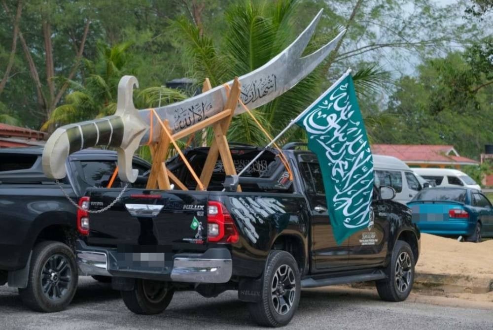 A giant sword replica used in the march. 