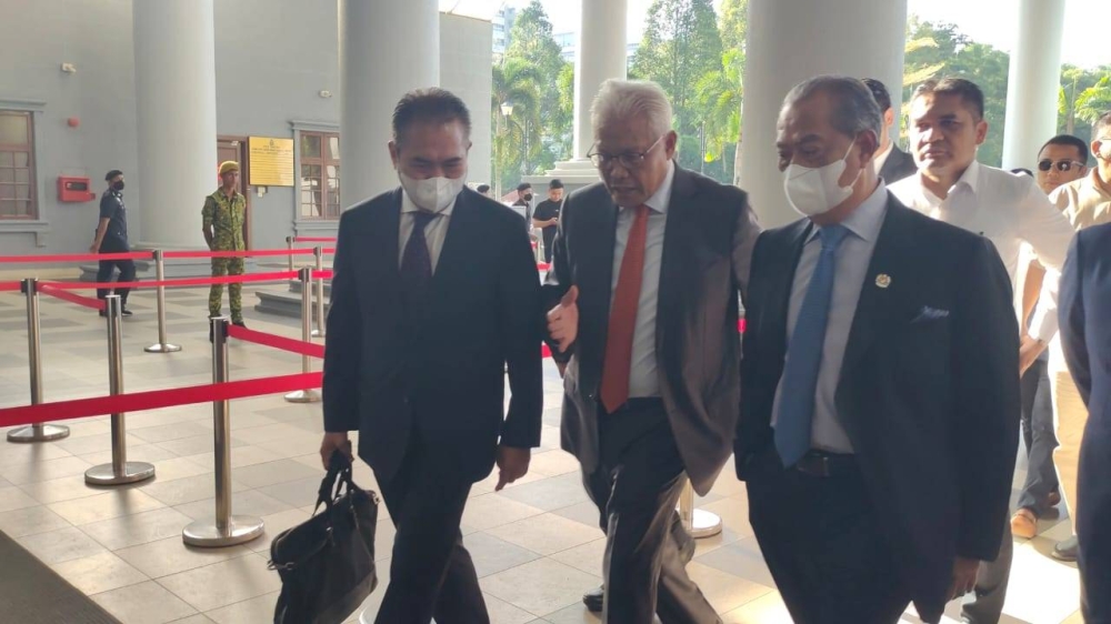 Muhyiddin (right) at the Kuala Lumpur Sessions Court today