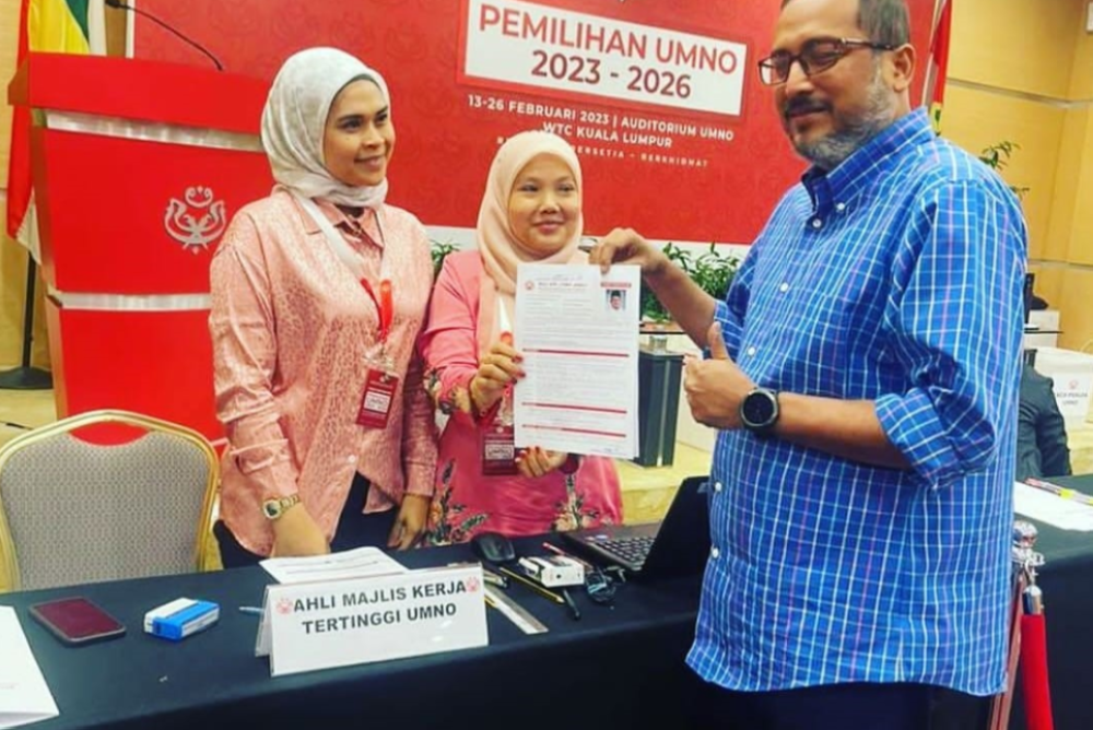Shaiful Hazizy submitting the nomination registration form to the JPU secretariat at Menara Dato' Onn, Kuala Lumpur on Thursday - SINAR