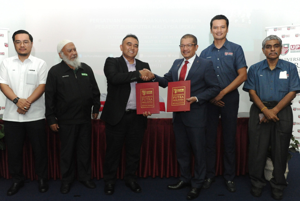 President of Association of Malaysia Bumiputra Timber and Furniture Entrepreneurs (PEKA) Farosham Naizamohideen (third from left) and UPM Vice Chancellor Datuk Professor Dr Mohd Roslan Sulaiman (third from right) Photo source : PEKA official Facebook page