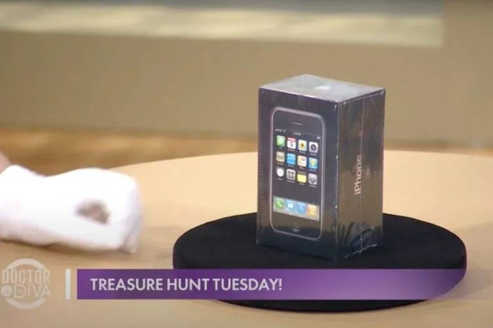 A first-generation iPhone, still unopened and plastic wrapped in the box, was auctioned for more than US$63,000 (approx. RM280,000). - Photo: Doctor & The Diva YouTube
