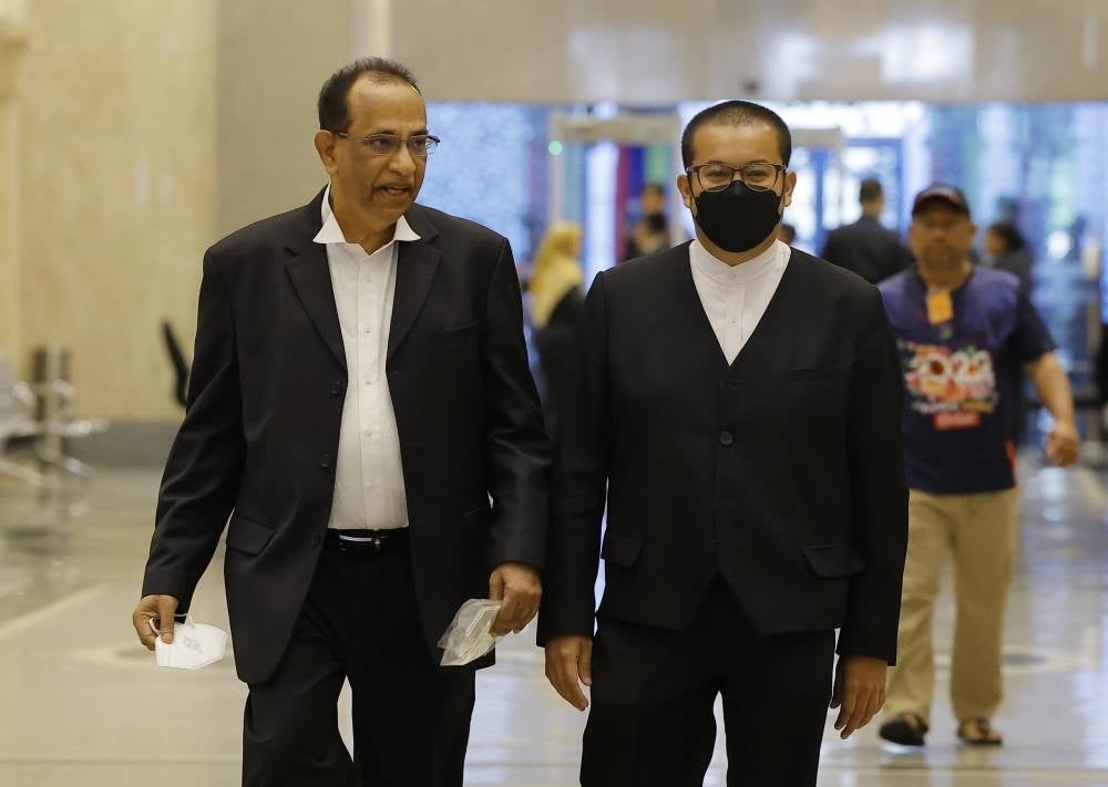 Senior DPP Datuk V. Sithambaram (left) at the Federal Court for Datuk Seri Najib Razak's review of his SRC International Sdn Bhd case. - BERNAMA