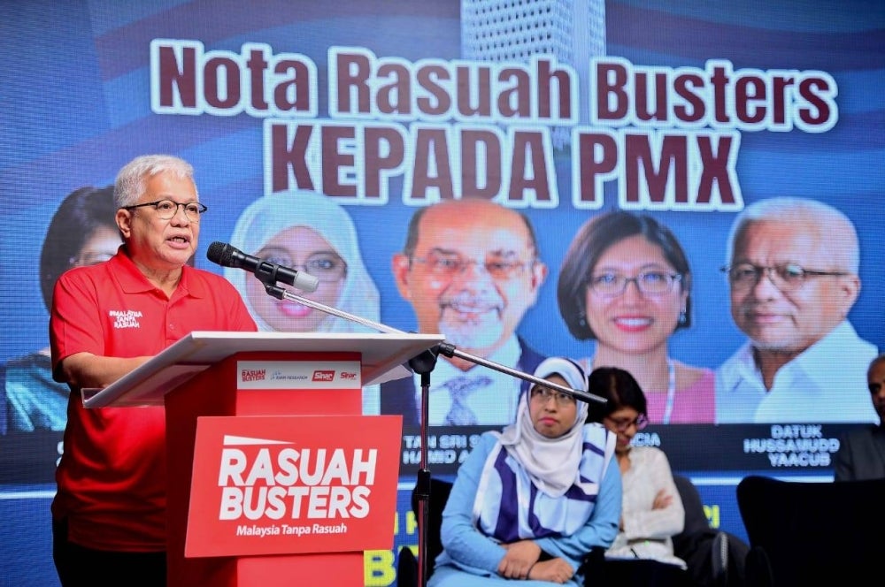 Hussamuddin at a press conference of the Rasuah Busters note to the PMX programme aired live on Sinar Harian’s Facebook and Astro Awani on Wednesday.