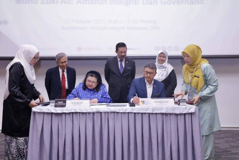 Both IIM and UKM representatives signing the memorandums. - Facebook
