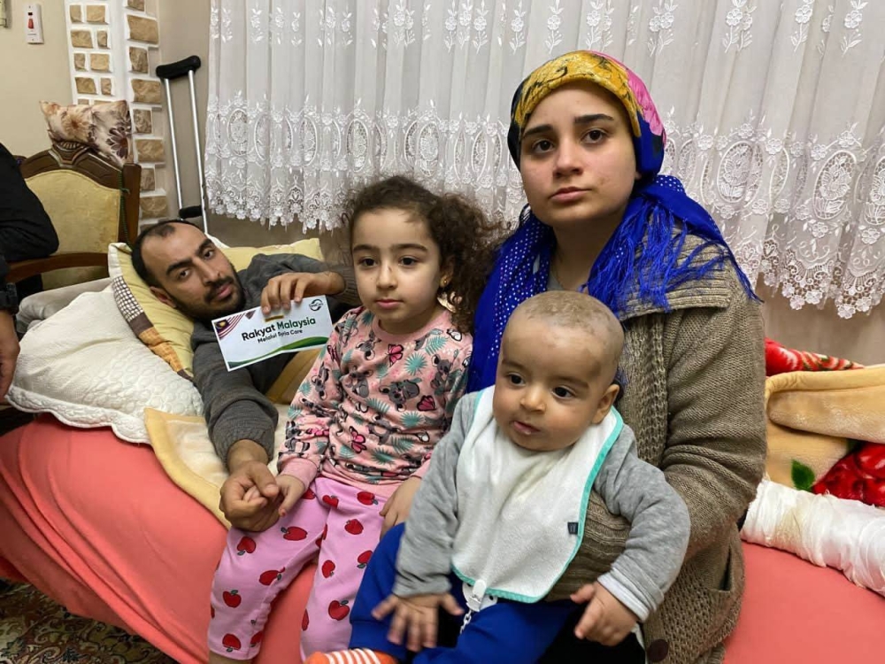 Irfan, Fatmanur and their children - SINAR