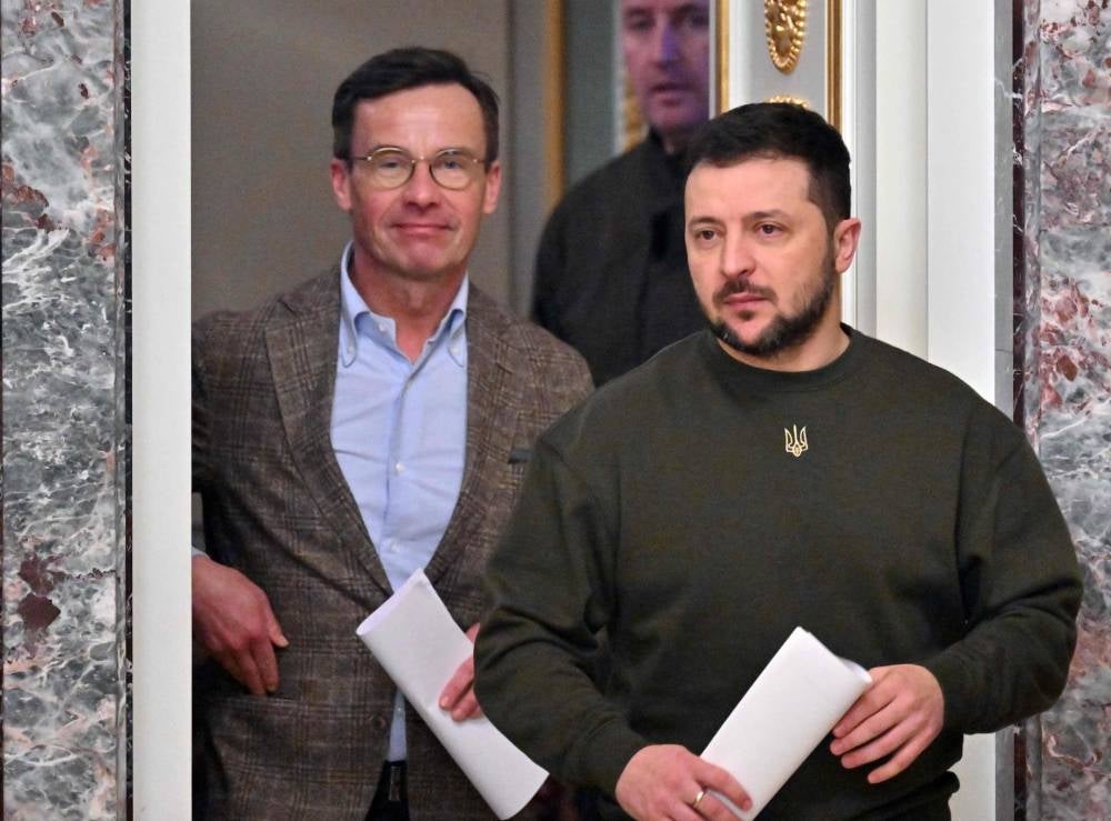 Ukrainian President Volodymyr Zelensky (R) and Prime Minister of Sweden Ulf Kristersson enter prior their joint press conference following the talks in Kyiv on February 15, 2023. (Photo by Sergei SUPINSKY / AFP)
