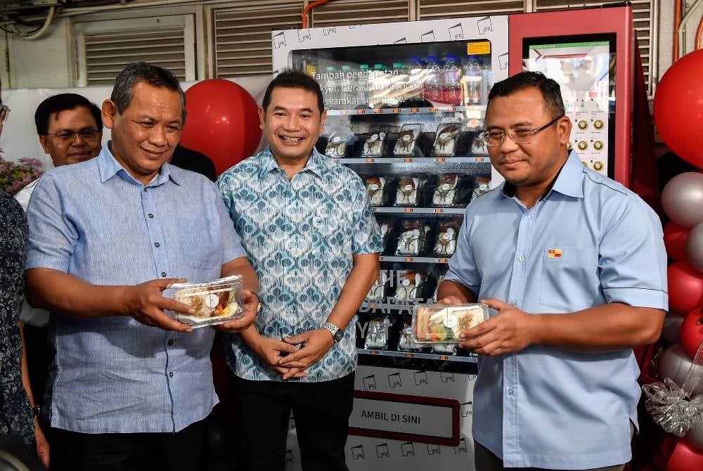 Selangor Menteri Besar Datuk Seri Amirudin Shari (right) said the report had already been prepared by the Department of Minerals and Geosciences (JMG). - BERNAMA