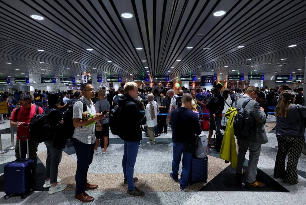 Home Minister Datuk Seri Saifuddin Nasution Ismail said 10 autogates for foreign visitors at the arrival hall will be open from 3pm to 11pm to reduce congestion at the KLIA. - BERNAMA