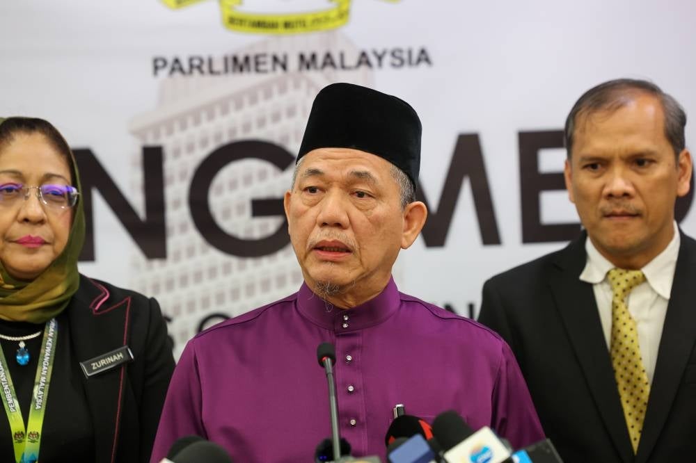 Deputy Prime Minister Datuk Seri Fadillah Yusof (centre)
