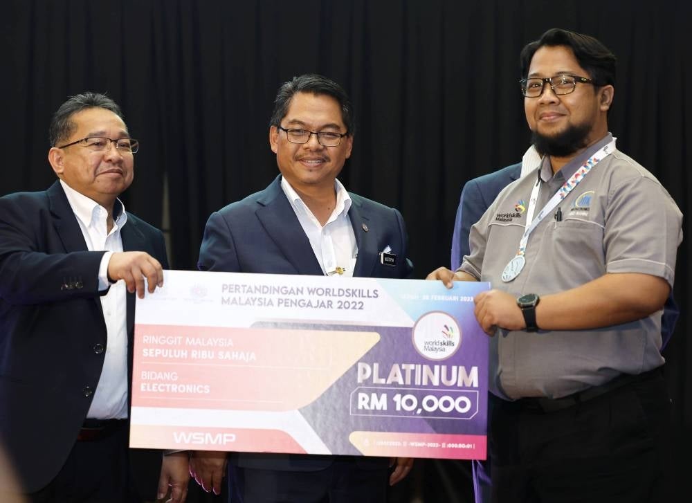 Human Resources Deputy Minister Mustapa Sakmud presenting medals and certificates to winners of the WorldSkills Malaysia Youth (WSMB) 2022, WorldSkills Malaysia Educators (WSMP) 2022, JuniorSkills Malaysia (JSM) 2022 and WorldSkills Competition (WSC) 2022 Special Edition events. - BERNAMA
