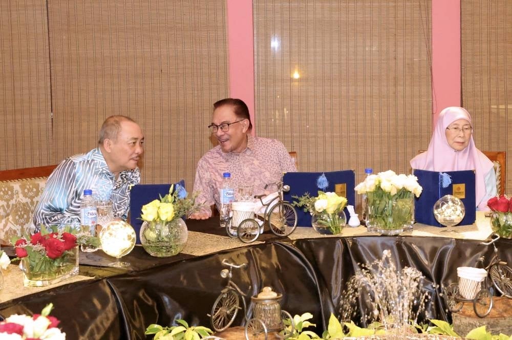 Prime Minister Datuk Seri Anwar Ibrahim has urged all political parties to stop fighting in Sabah and give space to Chief Minister Datuk Seri Hajiji Noor to administer and develop the state. - BERNAMA