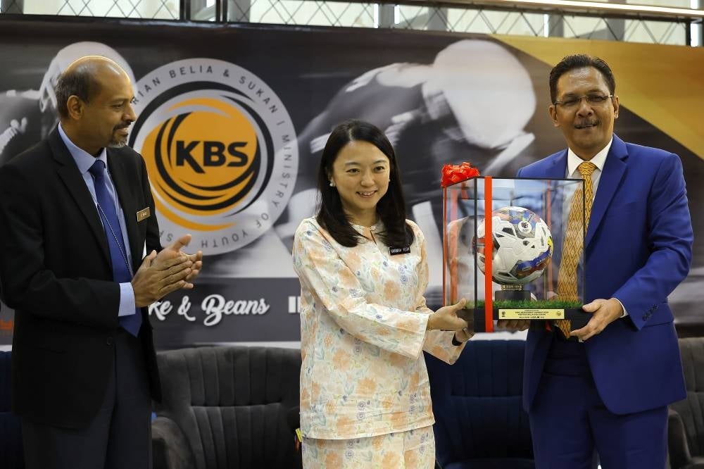 Sports Minister Hannah Yeoh with Malaysian Football League (MFL) president Datuk Ab Ghani Hassan at a press conference to announce the big screen viewing of four Malaysian Super League matches in Putrajaya today. Looking on was Sports Ministry secretery general Dr Nagulendran Kangayatkarasu. - BERNAMA
