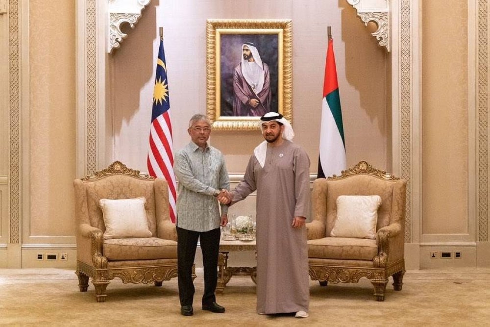 The Yang di-Pertuan Agong Al-Sultan Abdullah Ri'ayatuddin Al-Mustafa Billah Shah granted an audience to the Ruler’s Representative of Al Dhafra Region, United Arab Emirates (UAE) and UAE Red Crescent chairman Sheikh Hamdan Zayed Al Nahyan at Emirates Palace Hotel, Abu Dhabi. - Photo: ISTANA NEGARA / FACEBOOK