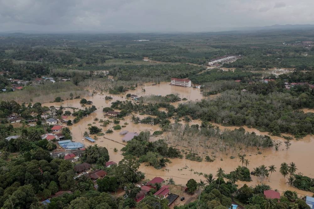 An aerial view of the flood situation in Segamat, Johor. - BERNAMA