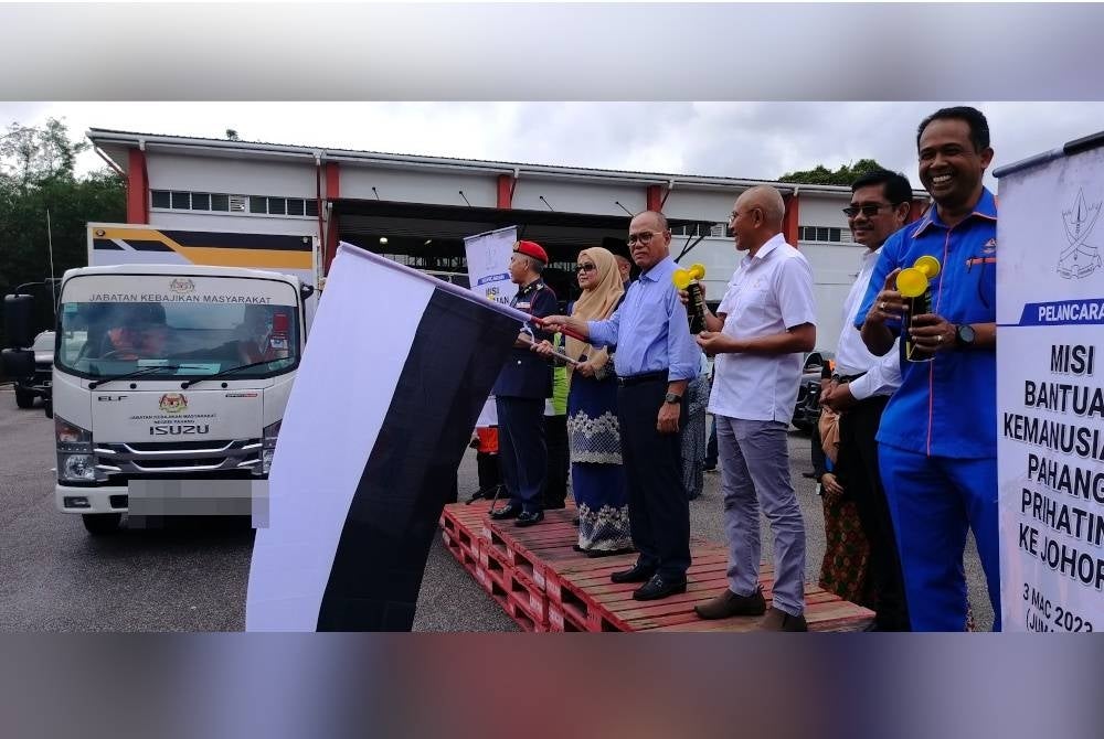 Rosdy (fourth, right) officiating the convoy departure in the Pahang Prihatin Humanitarian Aid Mission to Johor, today.