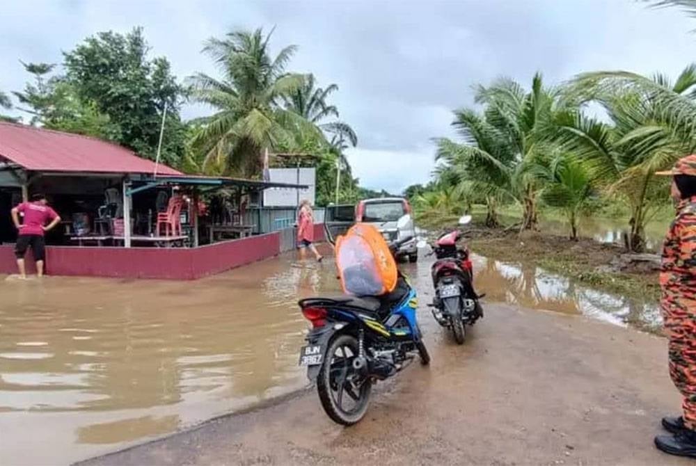 Firemen monitoring floods in six settlements around Tangkak on Friday. - Photo by Johor firemen