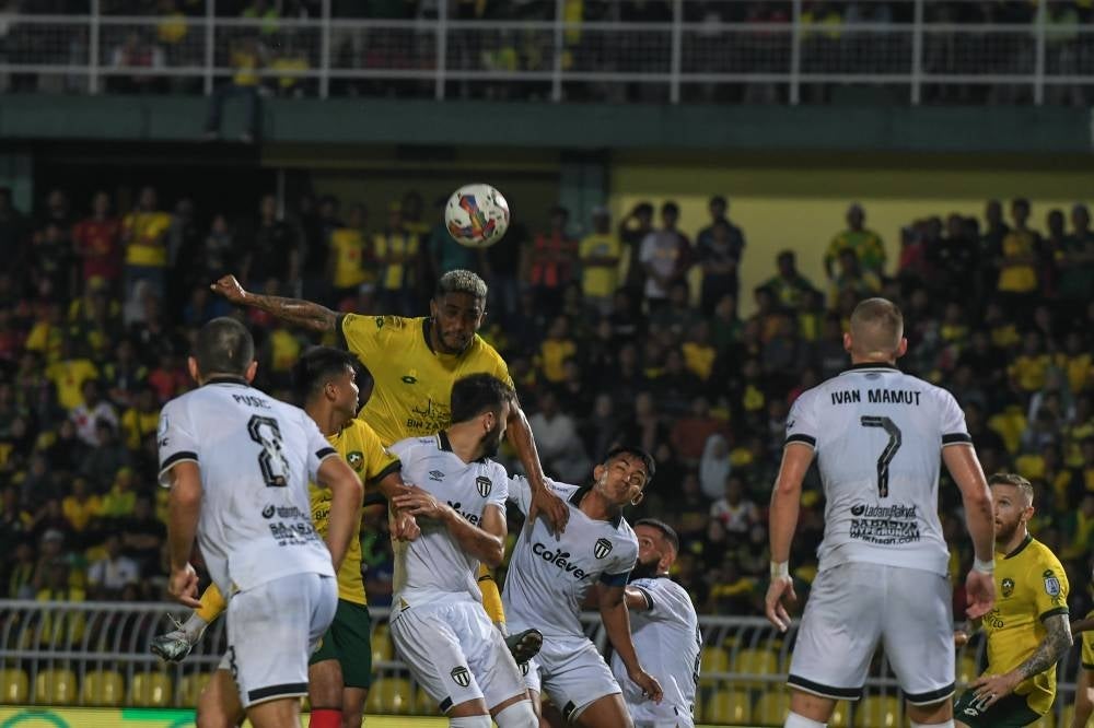
Kedah Darul Aman FC striker Willian Lira Sousa is put under pressure by the Terengganu FC defence during their Malaysian Super League match in Alor Star yesterday. Malaysian Super League fans can now purchase match tickets using their Touch n' Go eWallet. - BERNAMA
