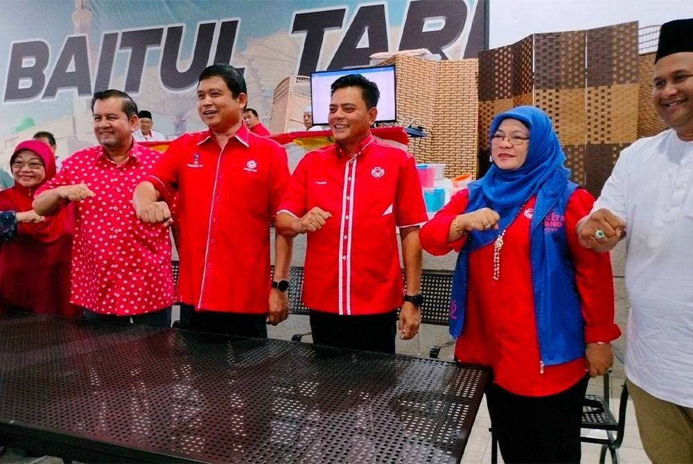 Mohamad Ali (centre) with the division leadership at Baitul Tariq in Klebang Permai on Saturday - FILE PIC 