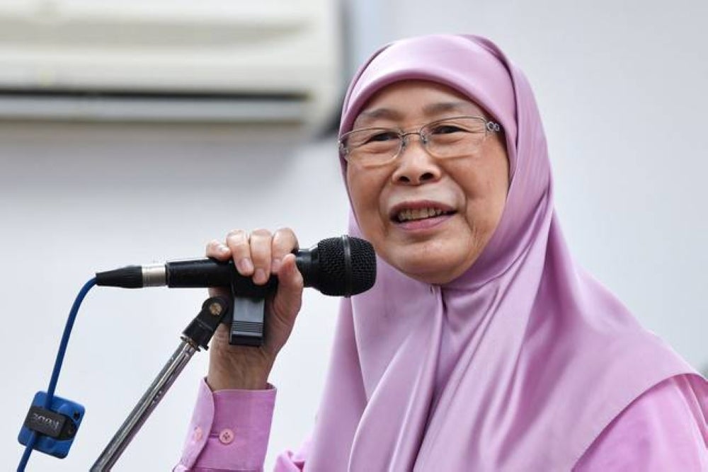 Datuk Seri Dr Wan Azizah Wan Ismail presented two craft entrepreneur awards in conjunction with the National Craft Day 2023 (HHK 2023) at the Craft Complex here today.