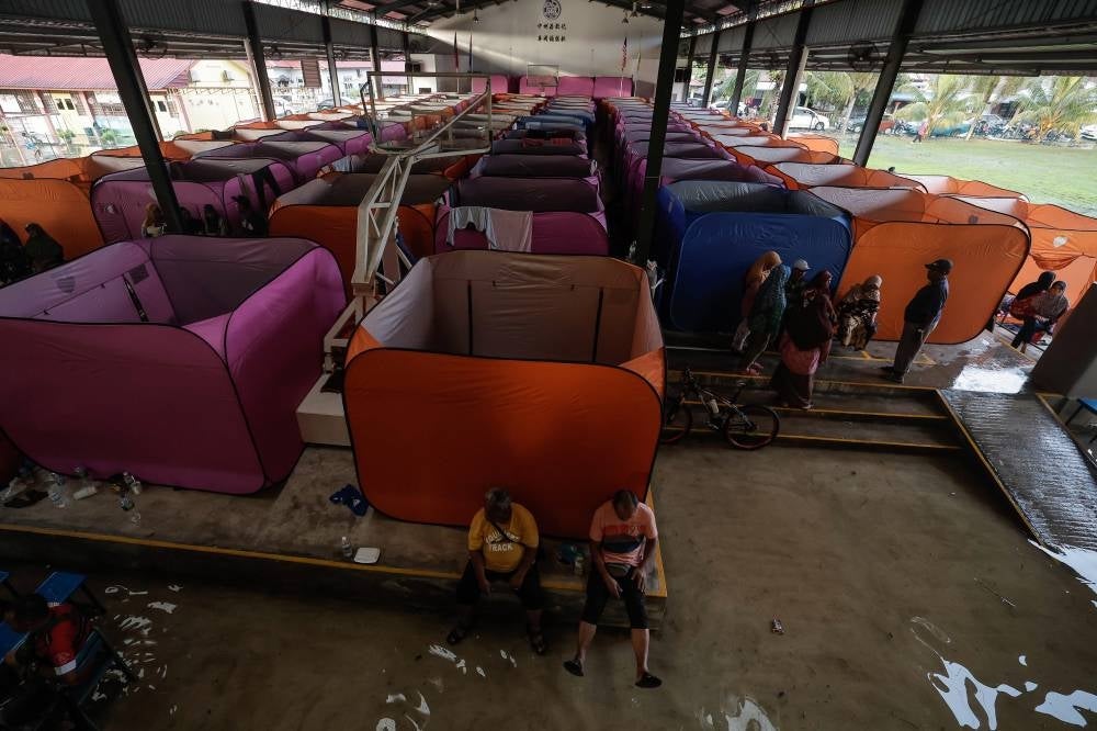 Flood victims at the temporary relief centre at Sekolah Jenis Kebangsaan (C) Chong Hwa Sri Medan, Batu Pahat. - BERNAMA