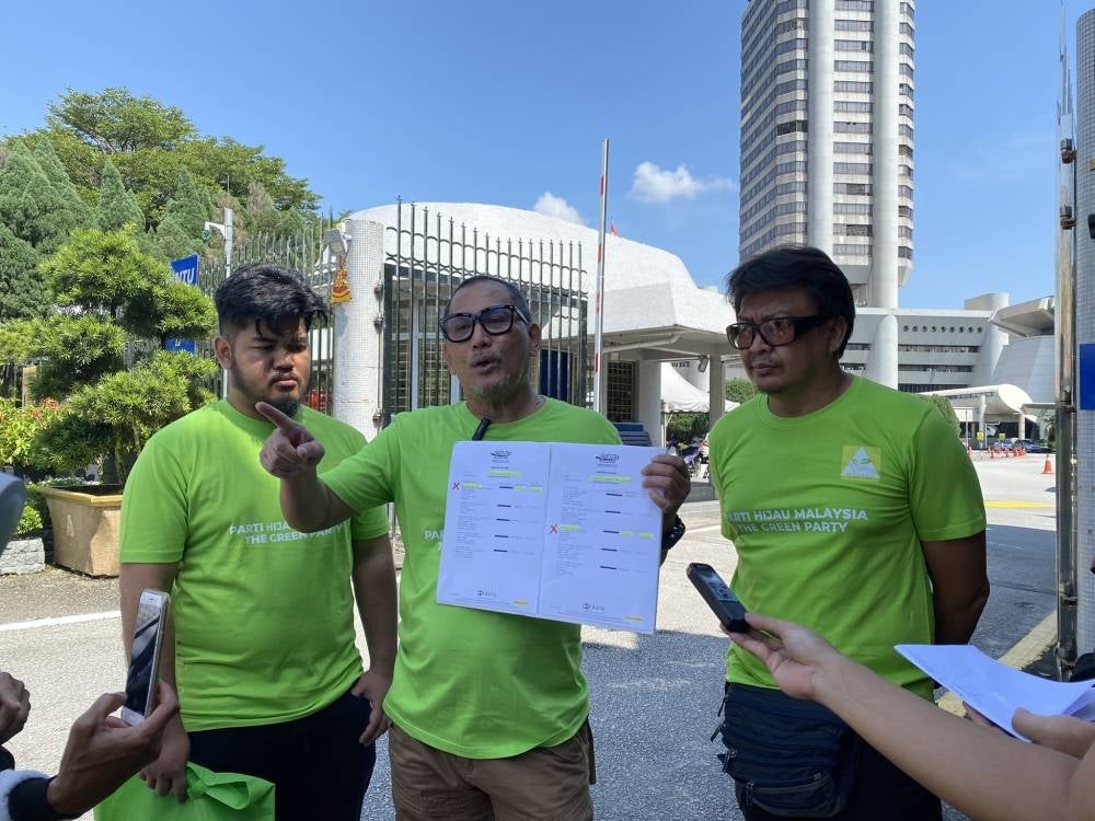 Abdul Razak (middle) when met by reporters in front of Sultan Salahuddin Abdul Aziz Shah building today.