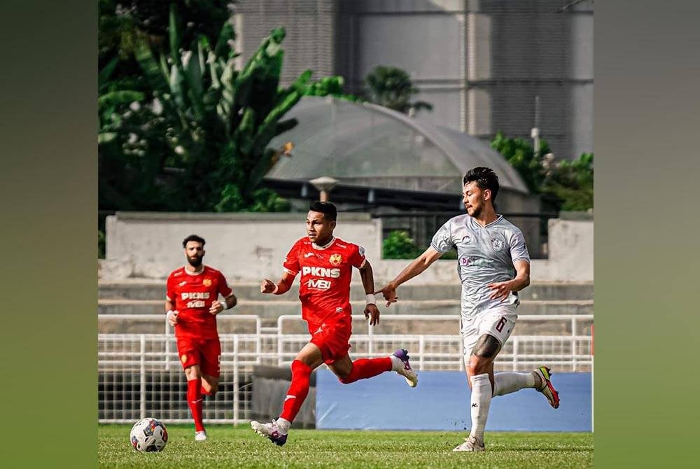 Selangor FC's Faisal Halim races for the ball in their match against Sri Pahang FC at the Petaling Jaya Stadium last night. - Pic: Selangor FC