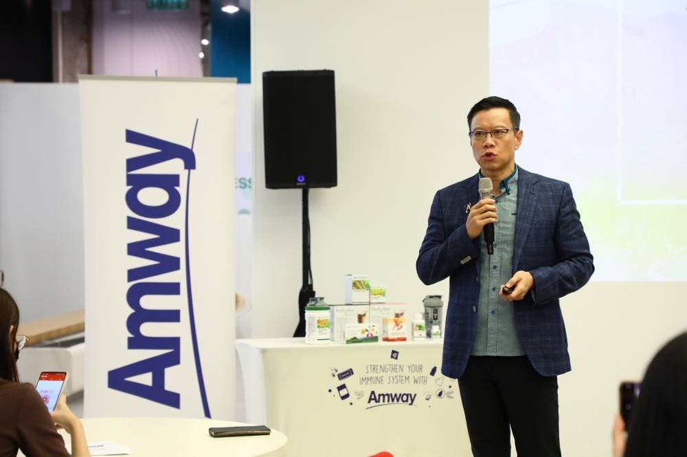 Amway Malaysia managing director Mike Duong delivered his speech at the Gut Reset-Weight Management media briefing. 
