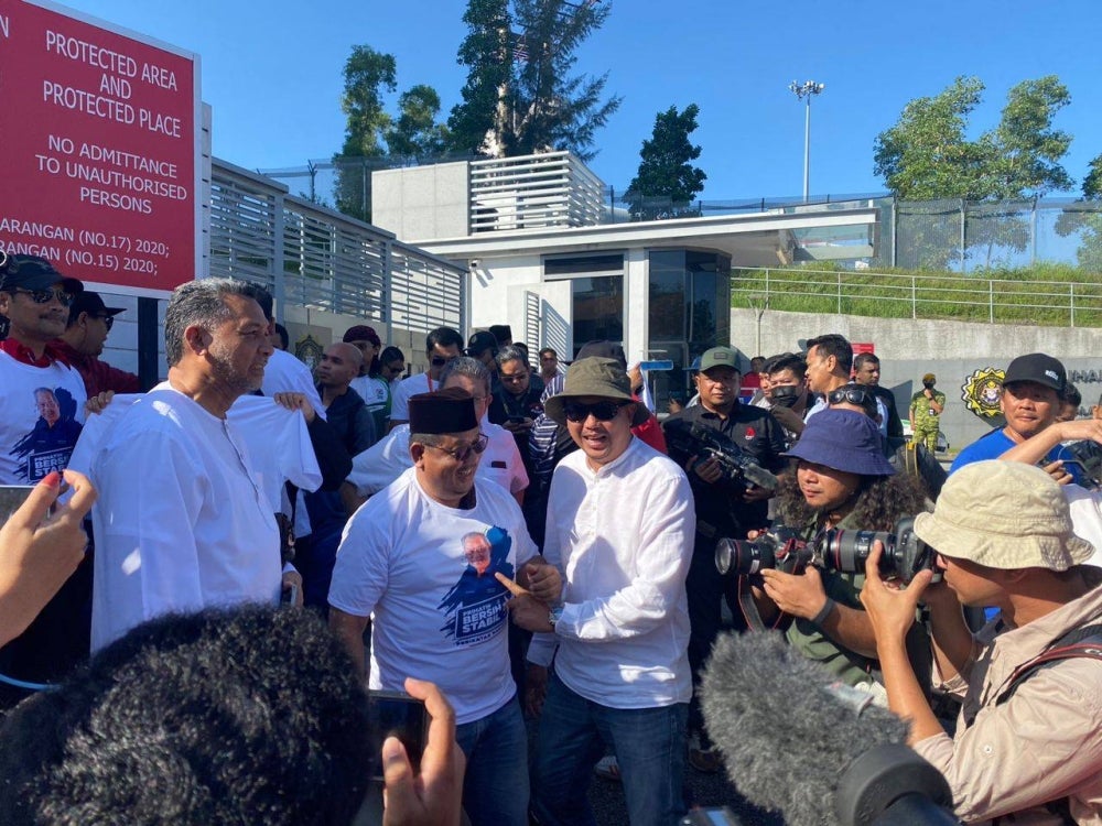 Supporters gathering outside the MACC headquarters to support PN chairman Tan Sri Muhyiddin Yassin. - Photo by DIANA OTHMAN