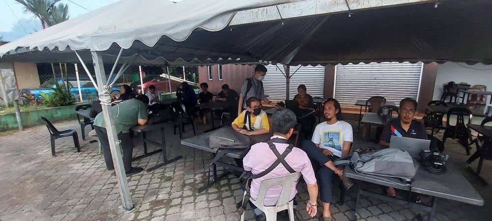 Media personnel began gathering at the Central Pas Tarbiyah Centre, Taman Melewar on Thursday - Pic by Sinar Harian reporter