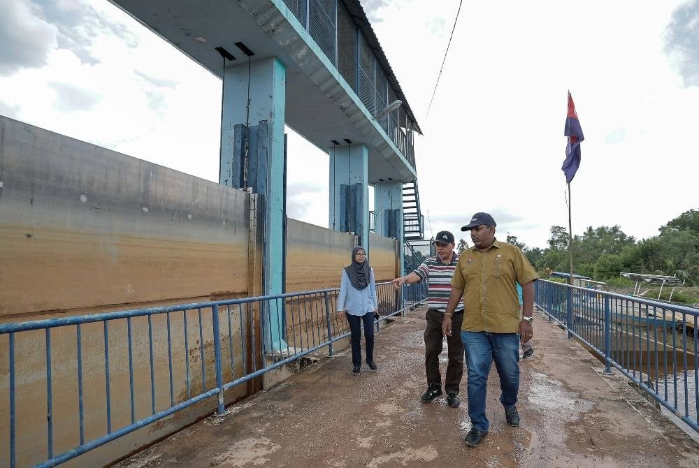 Azren said the placement of these mobile pumps will have an impact on reducing flood water levels in Batu Pahat, especially in low-lying areas. - BERNAMA