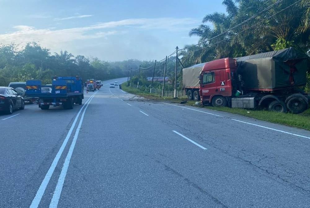  Km 77.5 Jalan Ipoh-Kuala Lumpur, here, on Sunday. - Photo by Tapah police