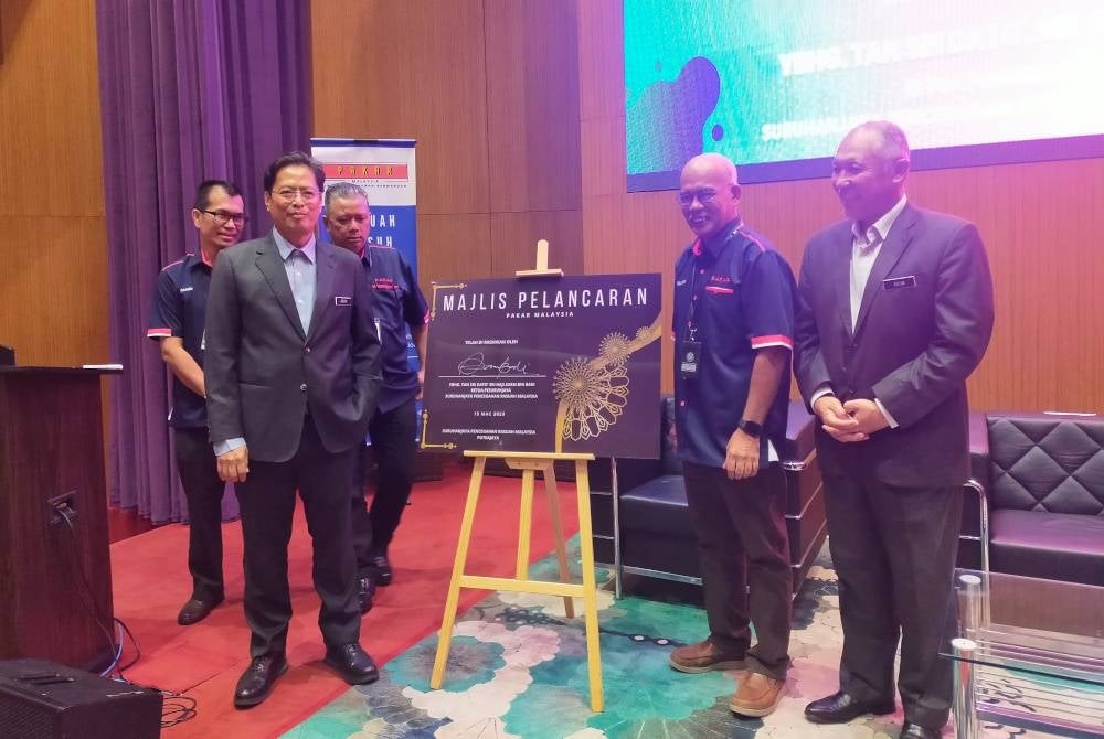 Azam (left) with (from right) Razim and Shamshun at the Pakar Launching Ceremony and General Assembly held at MACC Headquarters on Wednesday.