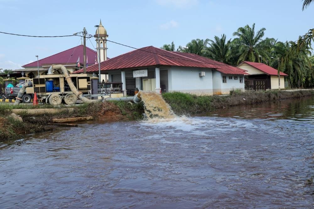 The Irrigation and Drainage Department pumps water out of Kampung Parit Aton in Batu Pahat, as floods in Johor begin to recede. - BERNAMA