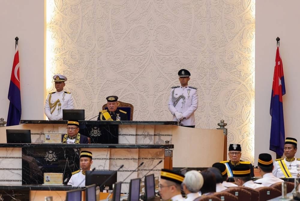 According to the Ruler, the people of Johor should adopt environmentally friendly practices and reduce pollution as the flooding problem was an effect of global climate change. - BERNAMA