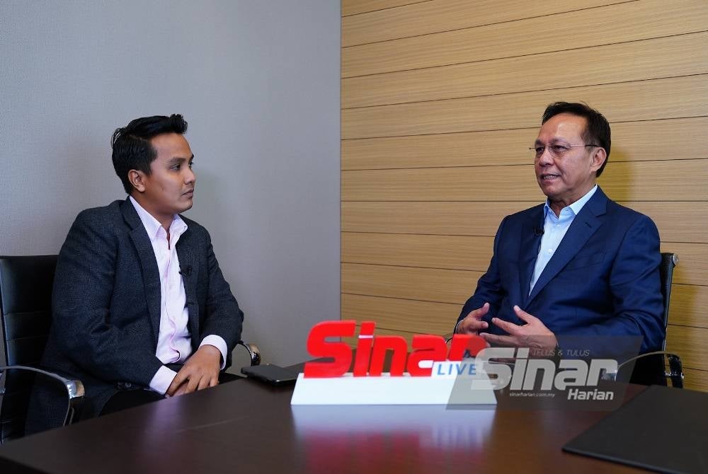 Hasni (right) during a Sinar Live programme titled ‘Umno: The Election Promising Recovery’ hosted by Hazwan Mokhtar through Sinar Harian’s digital platforms. - File PIC