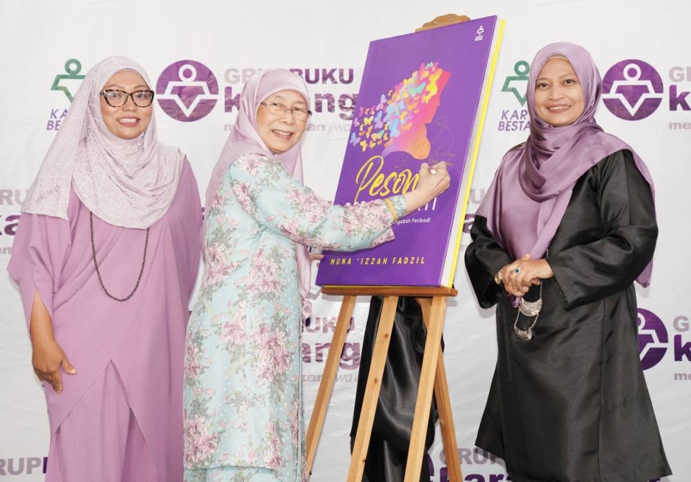 Chief Executive Officer of Group Buku Karangkraf Firdaus Hussamuddin (left), Datuk Seri Dr Wan Azizah Wan Ismail (middle) and Persona Personaliti book author Muna Izzah Fadzil (right) at Karangkraf headquaters today