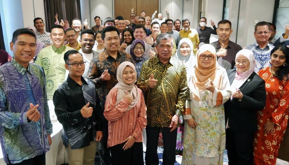 Agriculture and Food Security Minister Datuk Seri Mohamad Sabu with the Malaysian Diaspora in Indonesia. - BERNAMA