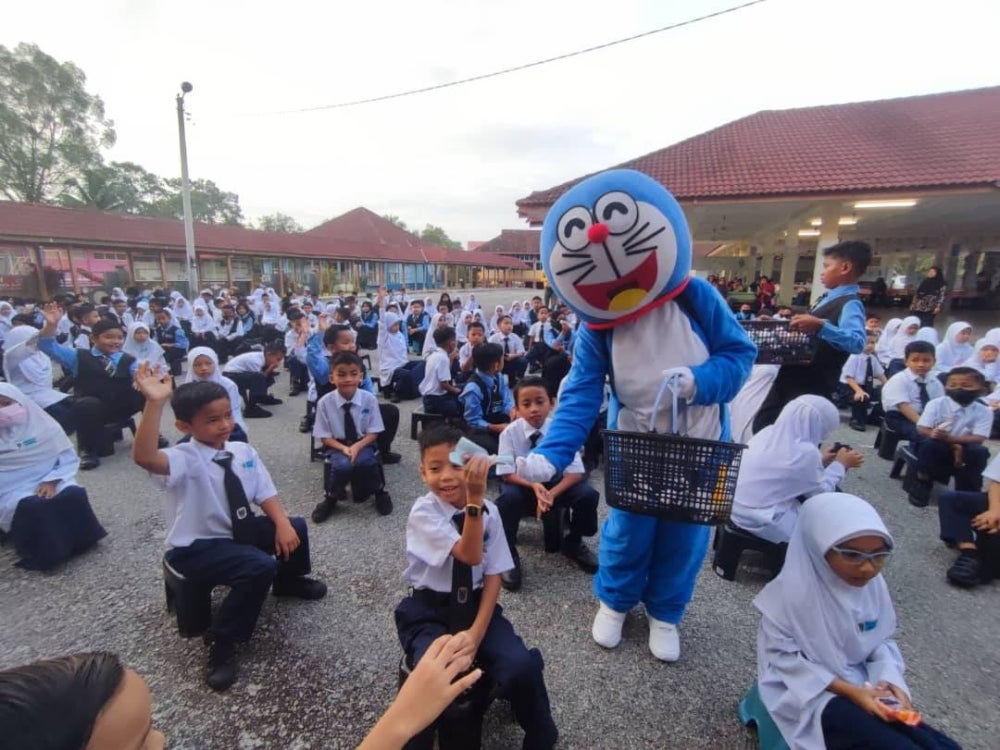 Doremon brings in cheers at SK Serting in Negeri Sembilan