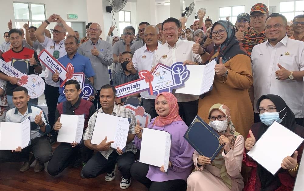 Local Government Development Minister Nga Kor Ming (fourth from right) poses with recepients during the Offer Letter and Handing Over ceremony of the Rent to Own (RTO) scheme at the People's Housing Programme (PPR) in Machang and Batang Merbau in Kelantan today, The Ministry announced today that Sabah had the highest number of PPR's in the country thus far, encompassing 38 projects involving 26,099 units. - Photo: BERNAMA