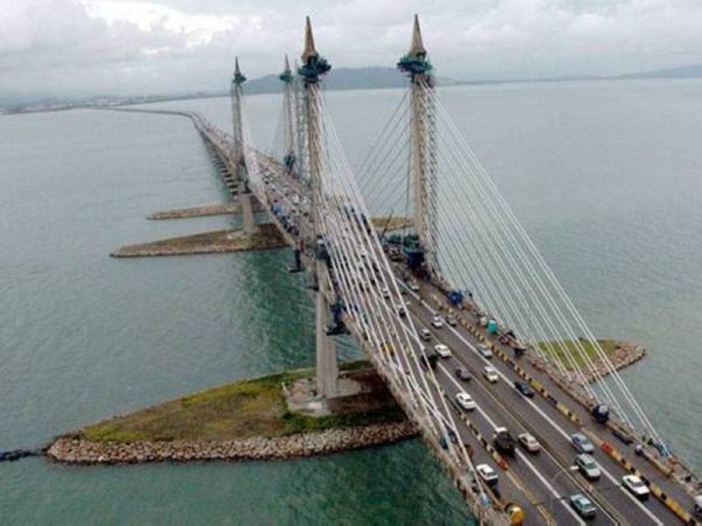 PLUS is making preparations to conduct an open toll payment test using debit and credit cards on the Penang Bridge and the Butterworth-Kulim Expressway (BKE). - For illustration purpose