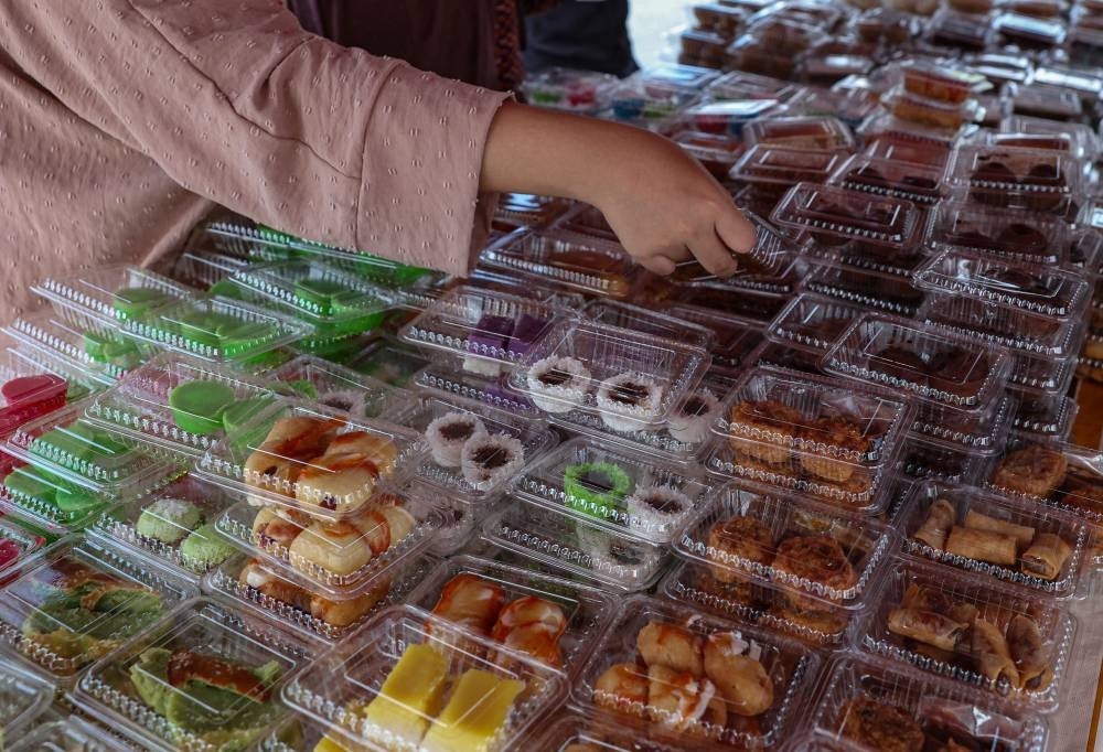 Traders at the Rahmah Ramadan Bazaar at the People's Park in Ipoh offer a variety of quality food dishes, desserts and drinks which can be bought for below RM5. - Photo: BERNAMA