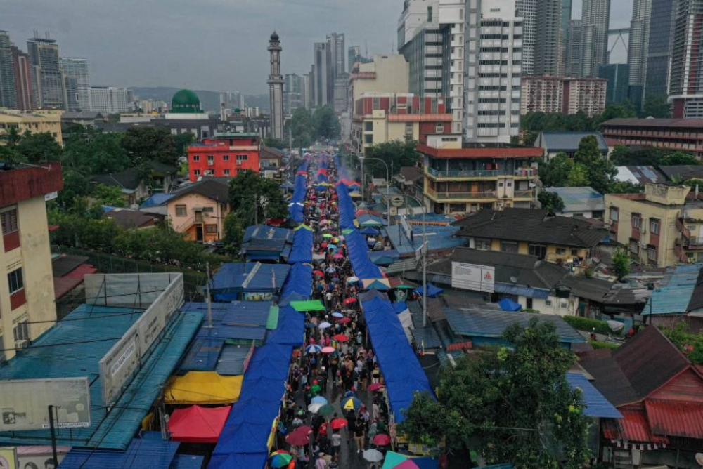 An aerial view of the Ramadan Bazaar in ​​Jalan Raja Alang Kampung Baru which looks crowded with visitors buying iftar food in conjunction with the month of Ramadan and the weekend holiday on Saturday Photo source: Bernama 